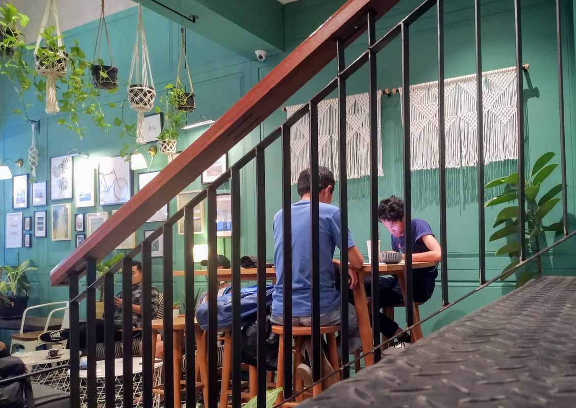 Mengerjakan tugas di Timoer Kopi memang sangat nyaman © MLDSPOT.com/Dewi Ratna